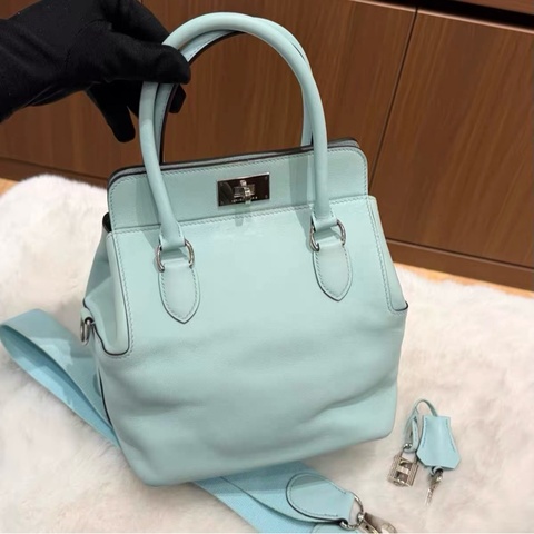 A刻Hermes愛馬仕 馬卡龍藍色銀扣牛奶盒子toolbox 20cm 有鎖鑰匙。