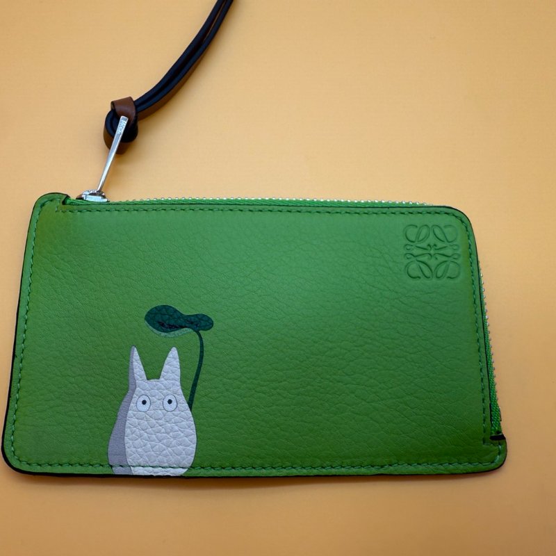 LOEWE X Totoro 龍貓 聯名系列 絕版 Totoro 系列 蘋果 綠 龍貓 小牛皮 拉鍊 卡夾 零錢包 卡包 錢包-0