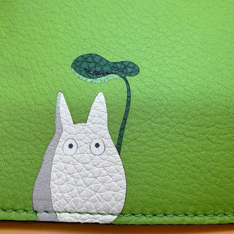 LOEWE X Totoro 龍貓 聯名系列 絕版 Totoro 系列 蘋果 綠 龍貓 小牛皮 拉鍊 卡夾 零錢包 卡包 錢包-1