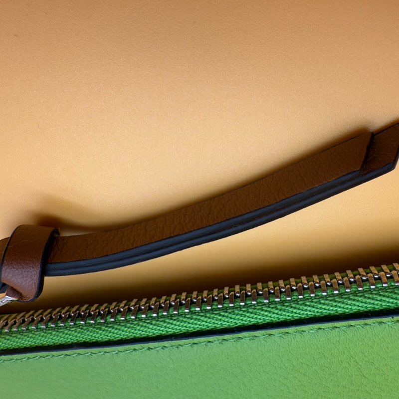 LOEWE X Totoro 龍貓 聯名系列 絕版 Totoro 系列 蘋果 綠 龍貓 小牛皮 拉鍊 卡夾 零錢包 卡包 錢包-4