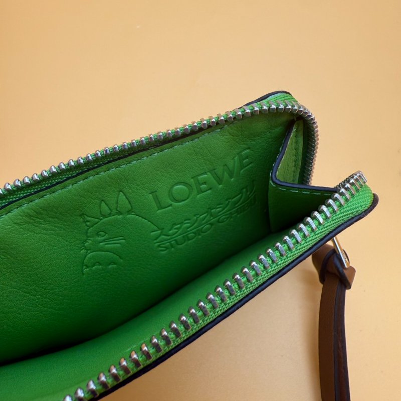 LOEWE X Totoro 龍貓 聯名系列 絕版 Totoro 系列 蘋果 綠 龍貓 小牛皮 拉鍊 卡夾 零錢包 卡包 錢包-5