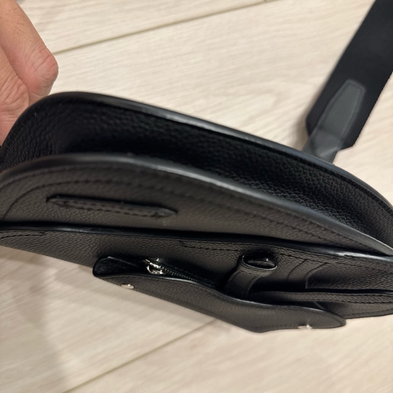 Dior 黑色斜挎包-4