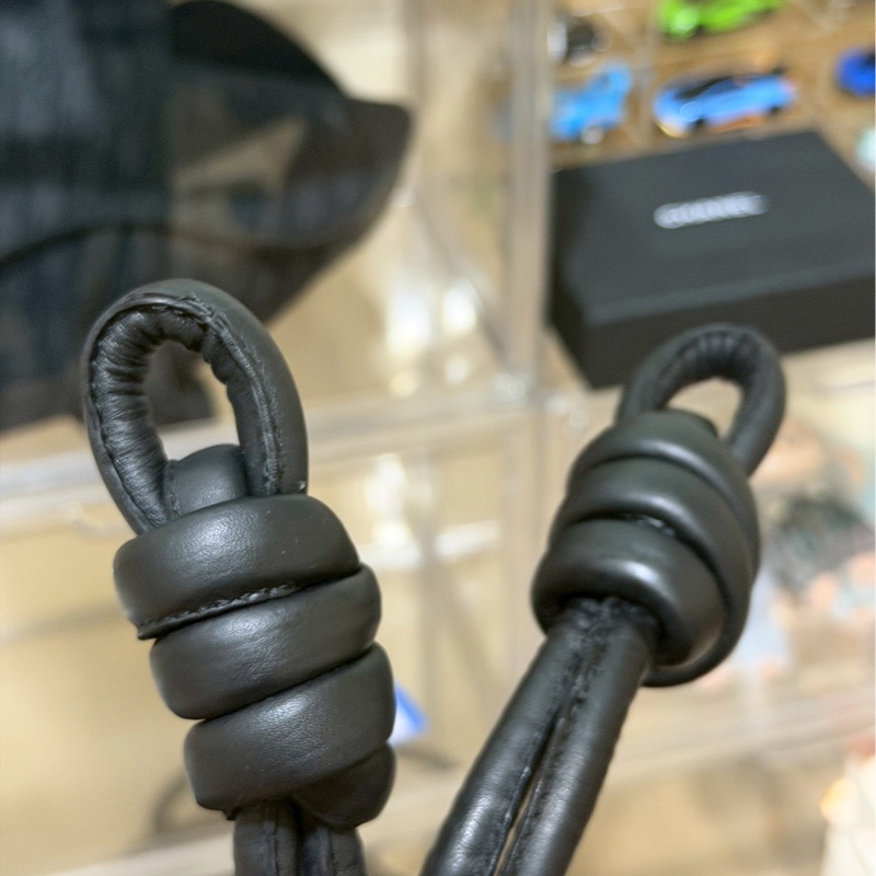 精緻實用並存😎Loewe羅意威全皮黑色壓紋老花抽繩後背包雙肩包-3