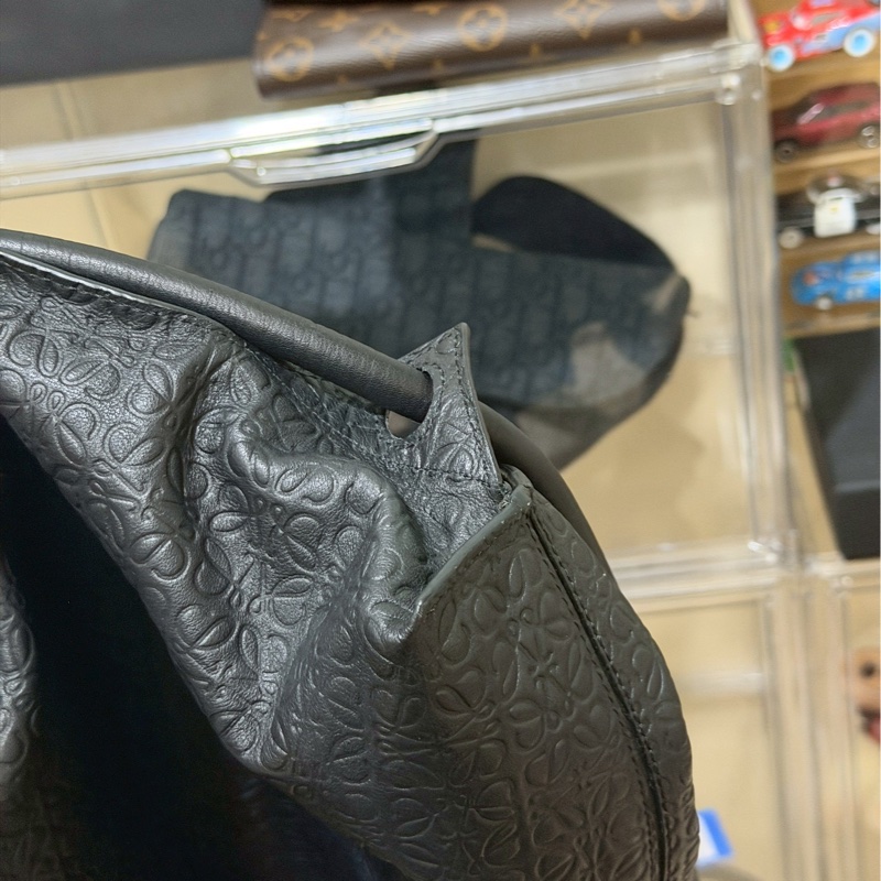 精緻實用並存😎Loewe羅意威全皮黑色壓紋老花抽繩後背包雙肩包-4