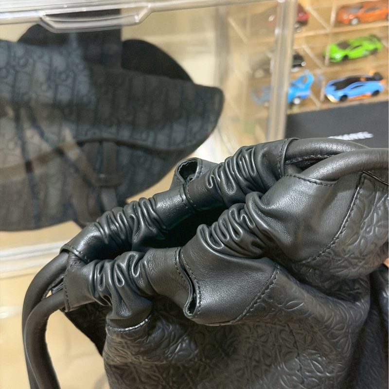 精緻實用並存😎Loewe羅意威全皮黑色壓紋老花抽繩後背包雙肩包-5