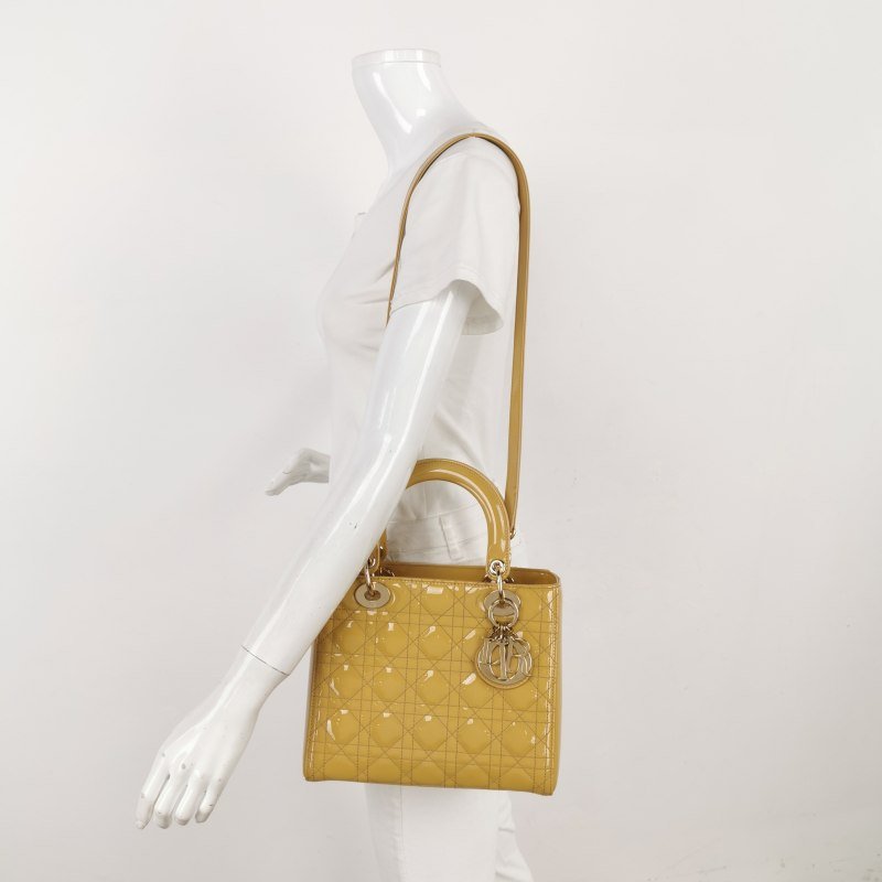 Dior Lady Dior戴妃包款中型漆皮藤格紋字母Logo吊飾單肩包-1