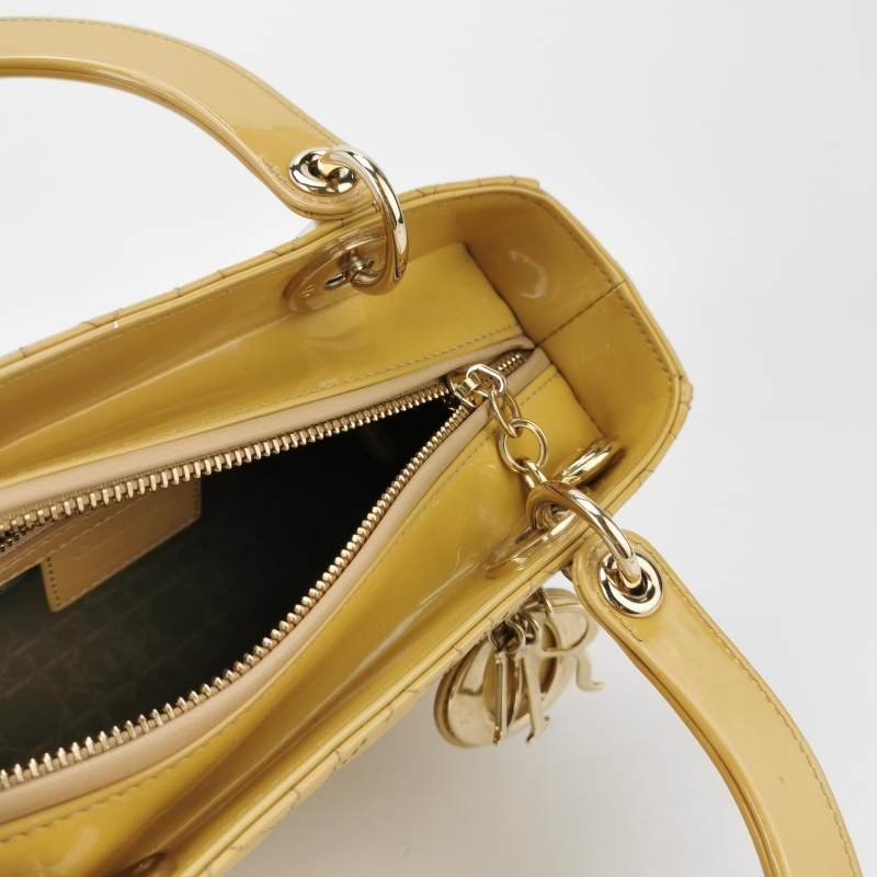 Dior Lady Dior戴妃包款中型漆皮藤格紋字母Logo吊飾單肩包-6