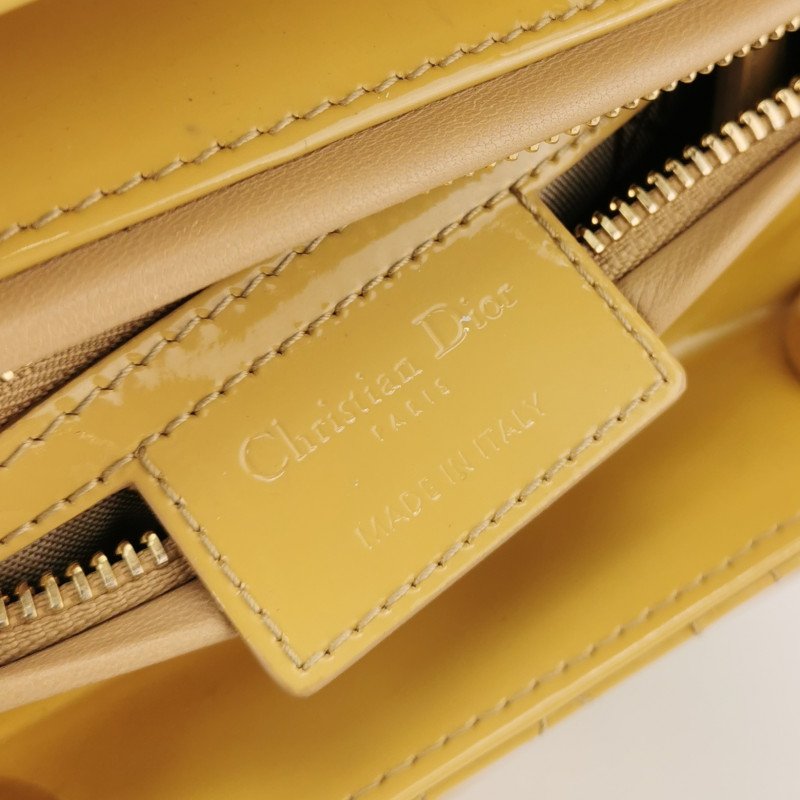 Dior Lady Dior戴妃包款中型漆皮藤格紋字母Logo吊飾單肩包-7