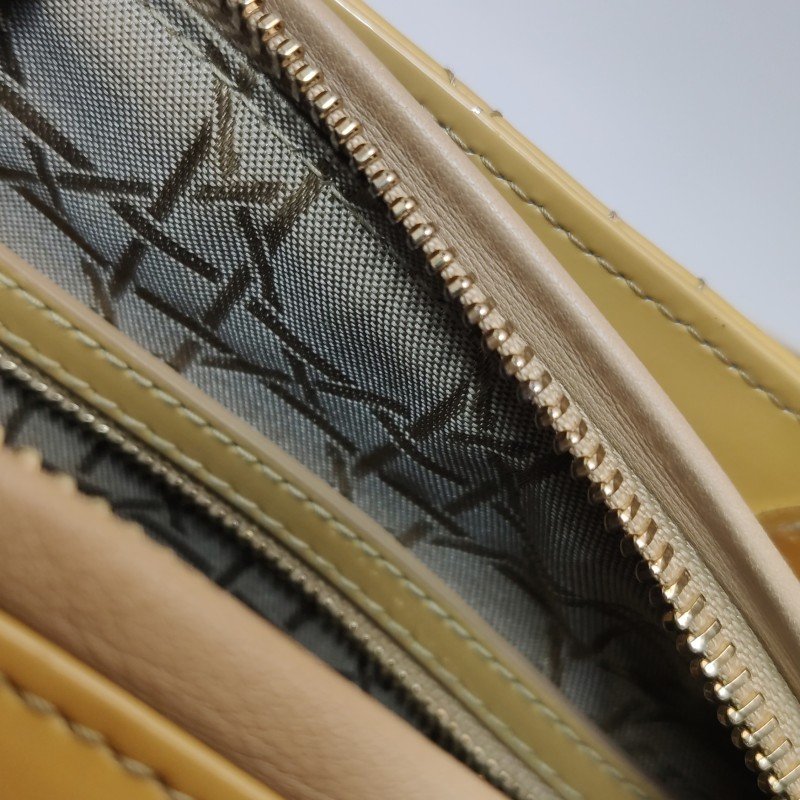 Dior Lady Dior戴妃包款中型漆皮藤格紋字母Logo吊飾單肩包-9