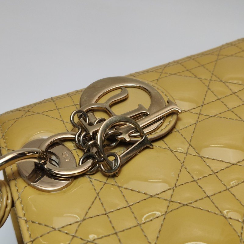 Dior Lady Dior戴妃包款中型漆皮藤格紋字母Logo吊飾單肩包-13