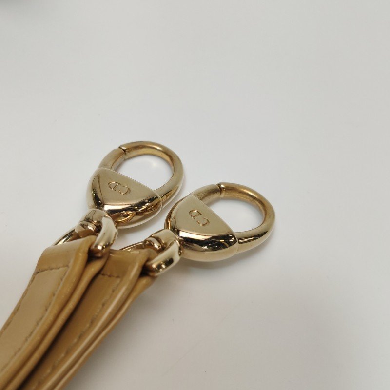 Dior Lady Dior戴妃包款中型漆皮藤格紋字母Logo吊飾單肩包-14