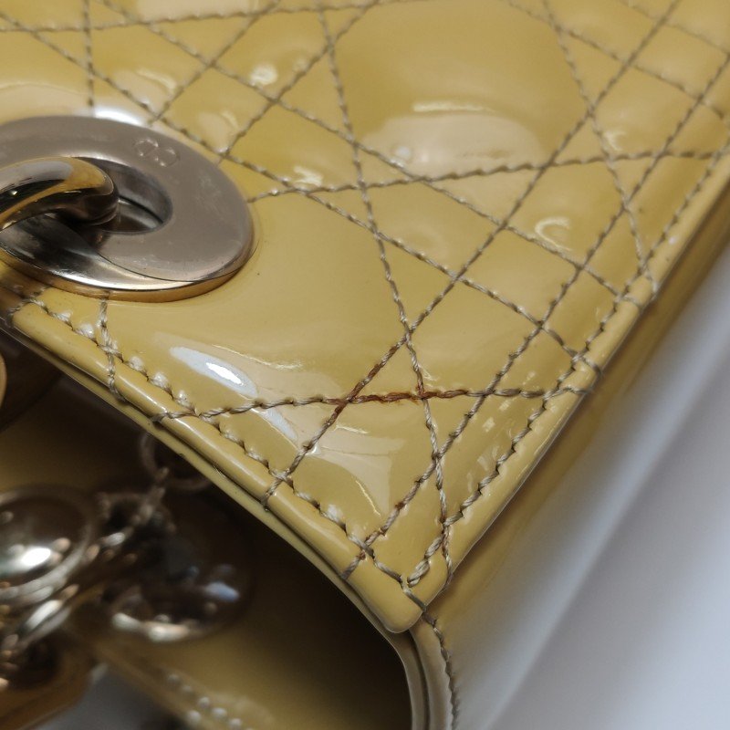 Dior Lady Dior戴妃包款中型漆皮藤格紋字母Logo吊飾單肩包-15