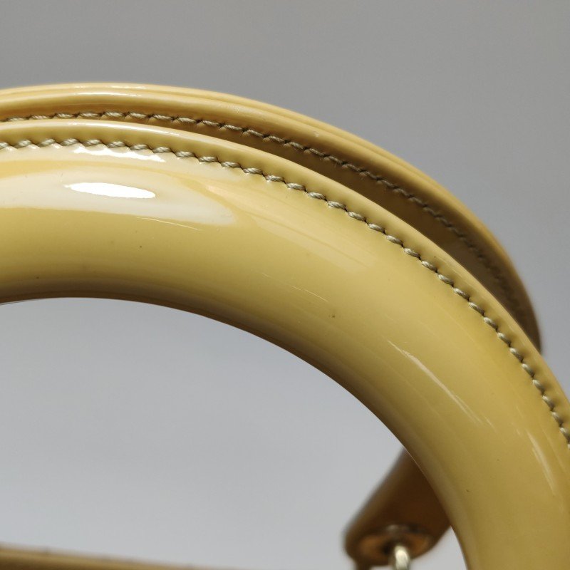 Dior Lady Dior戴妃包款中型漆皮藤格紋字母Logo吊飾單肩包-18