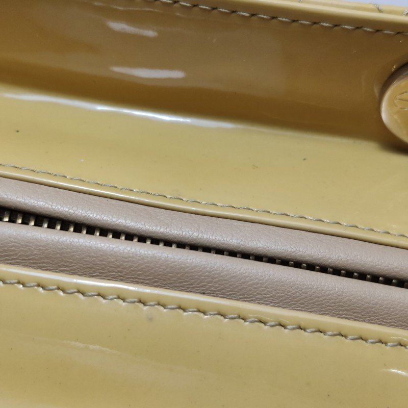 Dior Lady Dior戴妃包款中型漆皮藤格紋字母Logo吊飾單肩包-22