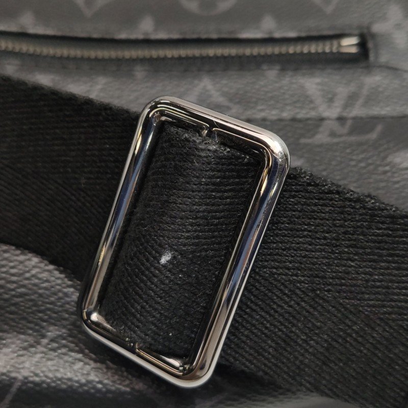 Louis Vuitton (LV)District牛皮Monogram印花翻 蓋郵差包斜背包單肩包-11