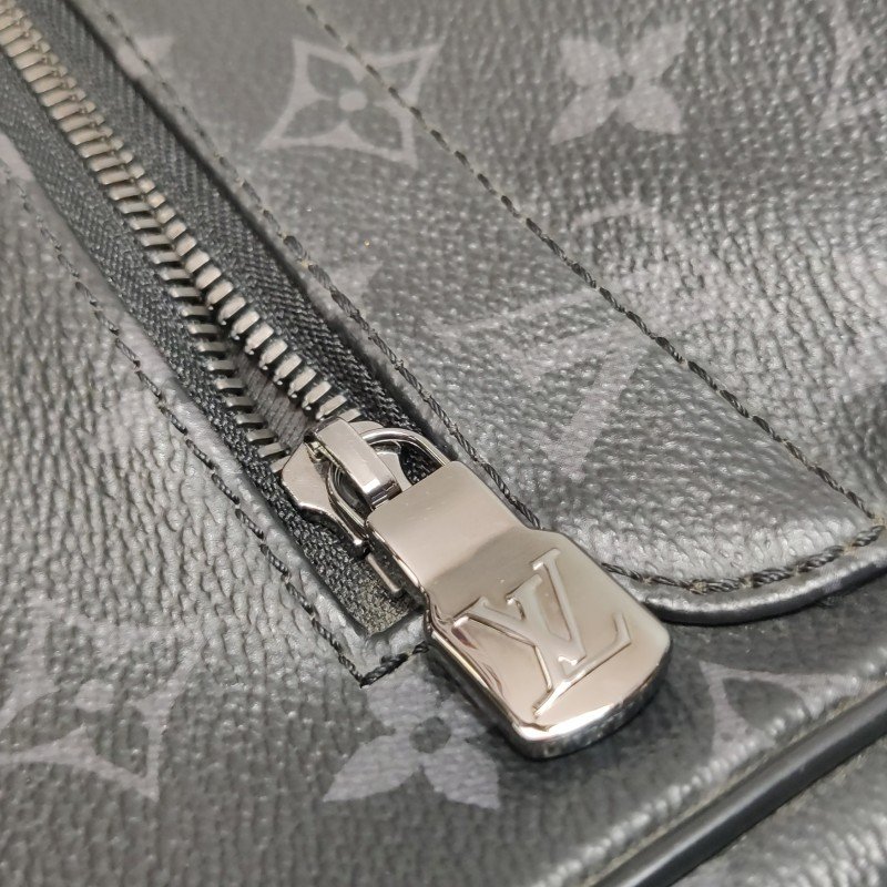 Louis Vuitton (LV)District牛皮Monogram印花翻 蓋郵差包斜背包單肩包-13