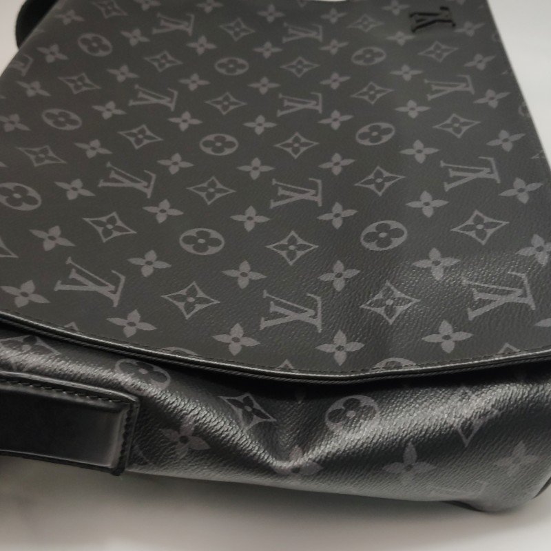 Louis Vuitton (LV)District牛皮Monogram印花翻 蓋郵差包斜背包單肩包-21