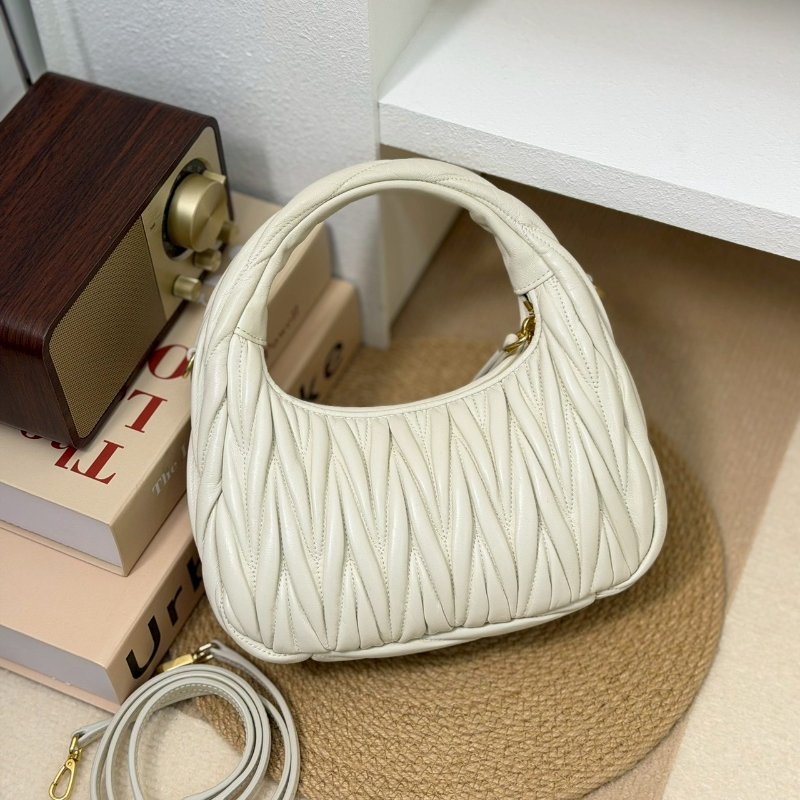 （稀有釋出❤️專櫃價對折！）🏷️Miumiu 繆繆．Wander Hobo 小號-1