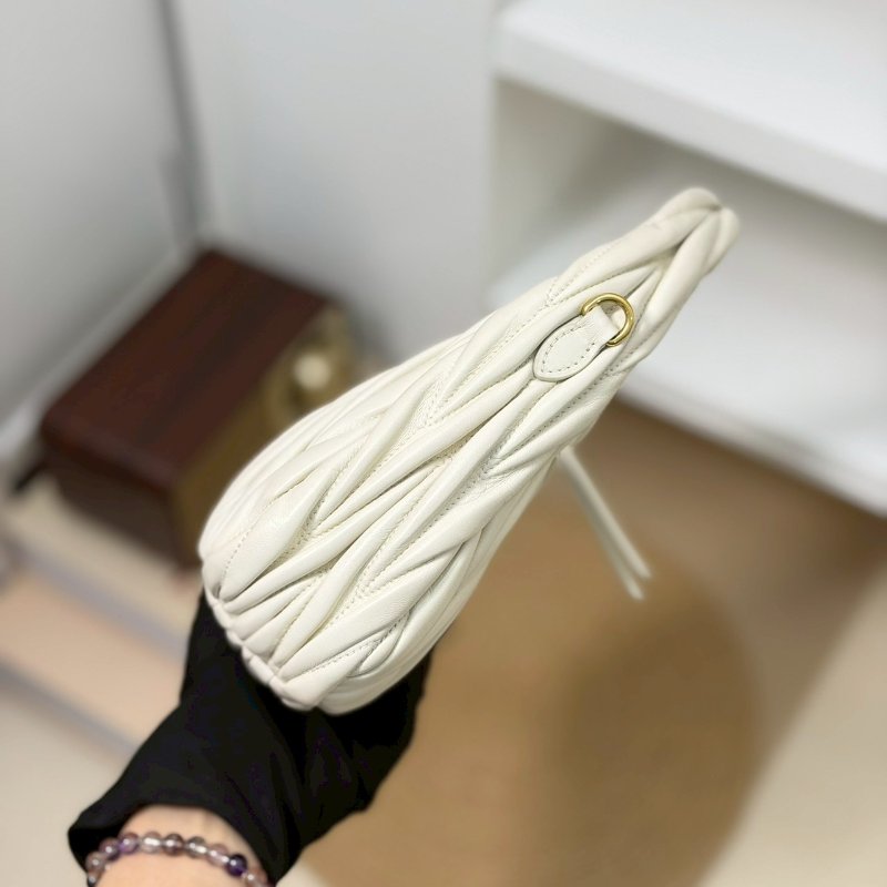 （稀有釋出❤️專櫃價對折！）🏷️Miumiu 繆繆．Wander Hobo 小號-3