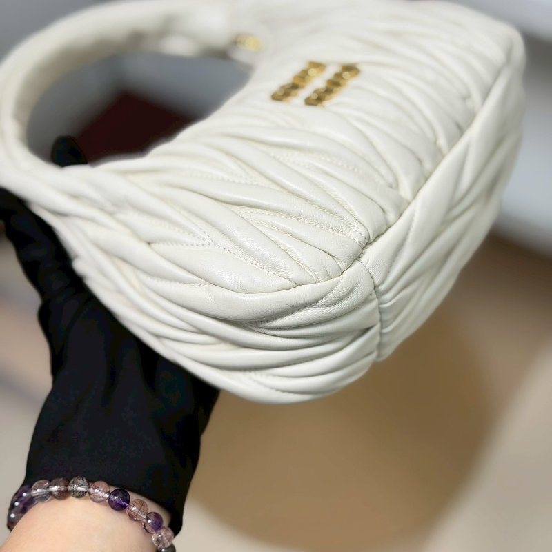 （稀有釋出❤️專櫃價對折！）🏷️Miumiu 繆繆．Wander Hobo 小號-4