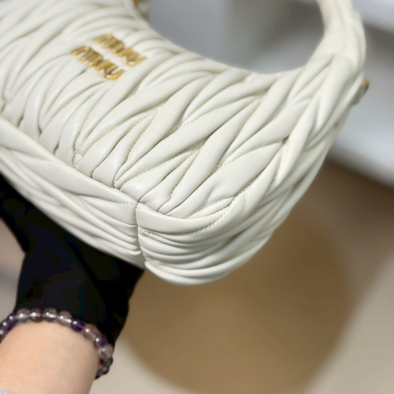 （稀有釋出❤️專櫃價對折！）🏷️Miumiu 繆繆．Wander Hobo 小號-5