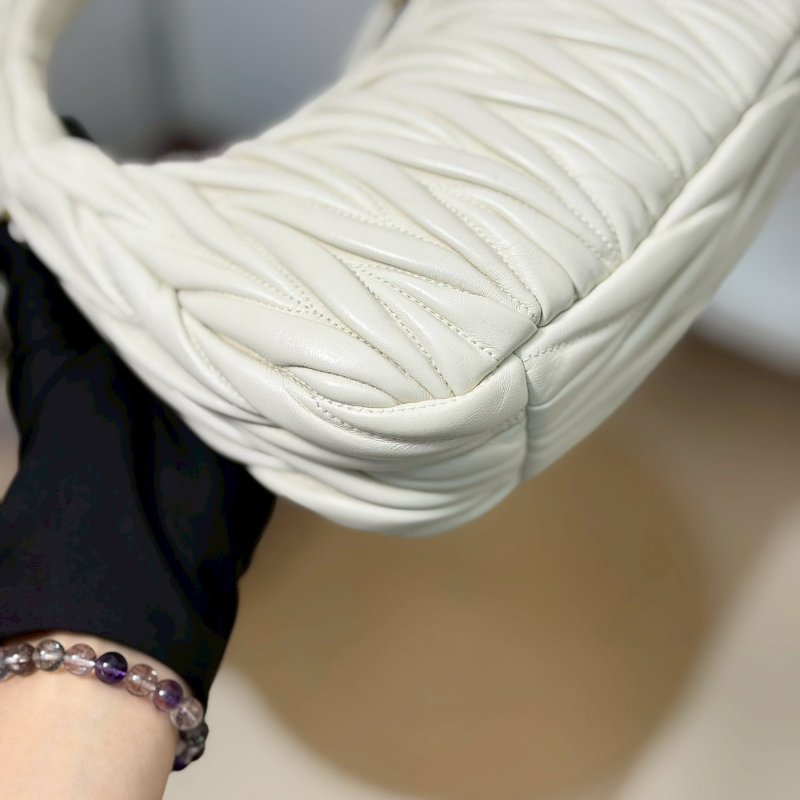 （稀有釋出❤️專櫃價對折！）🏷️Miumiu 繆繆．Wander Hobo 小號-6