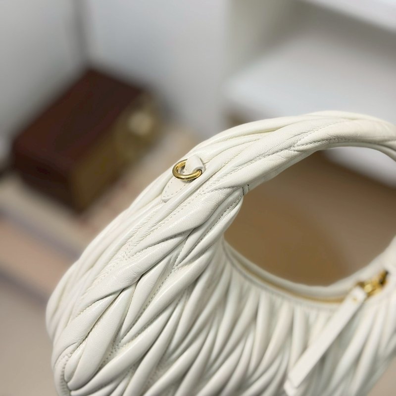 （稀有釋出❤️專櫃價對折！）🏷️Miumiu 繆繆．Wander Hobo 小號-10