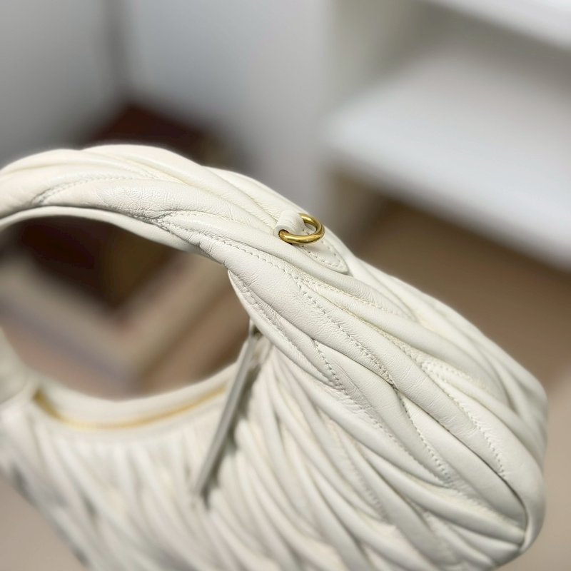 （稀有釋出❤️專櫃價對折！）🏷️Miumiu 繆繆．Wander Hobo 小號-11