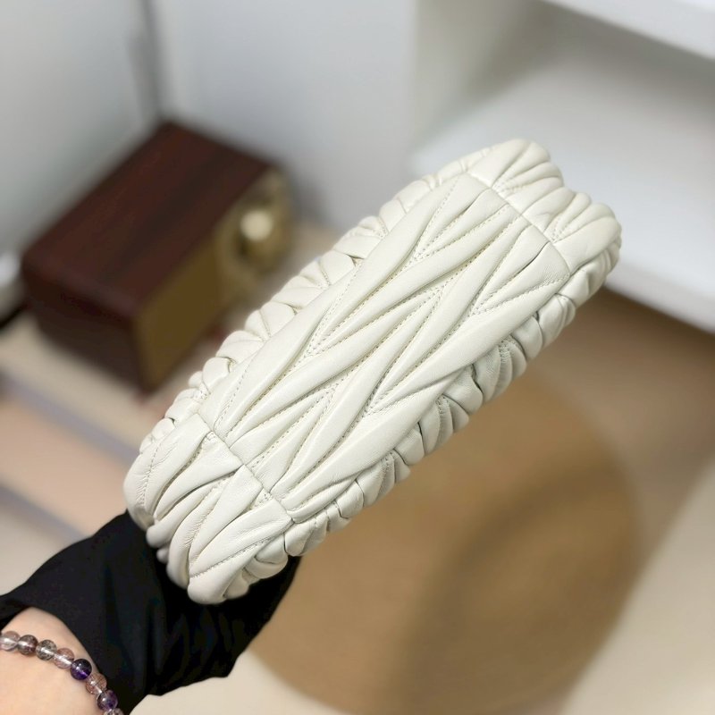 （稀有釋出❤️專櫃價對折！）🏷️Miumiu 繆繆．Wander Hobo 小號-12