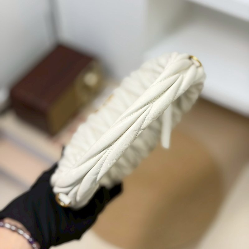 （稀有釋出❤️專櫃價對折！）🏷️Miumiu 繆繆．Wander Hobo 小號-13