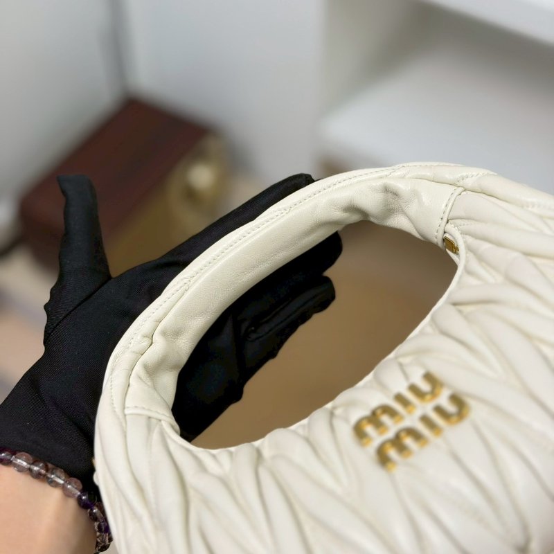 （稀有釋出❤️專櫃價對折！）🏷️Miumiu 繆繆．Wander Hobo 小號-15