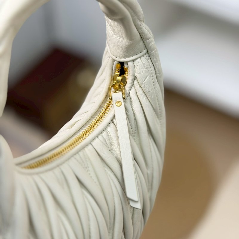 （稀有釋出❤️專櫃價對折！）🏷️Miumiu 繆繆．Wander Hobo 小號-16