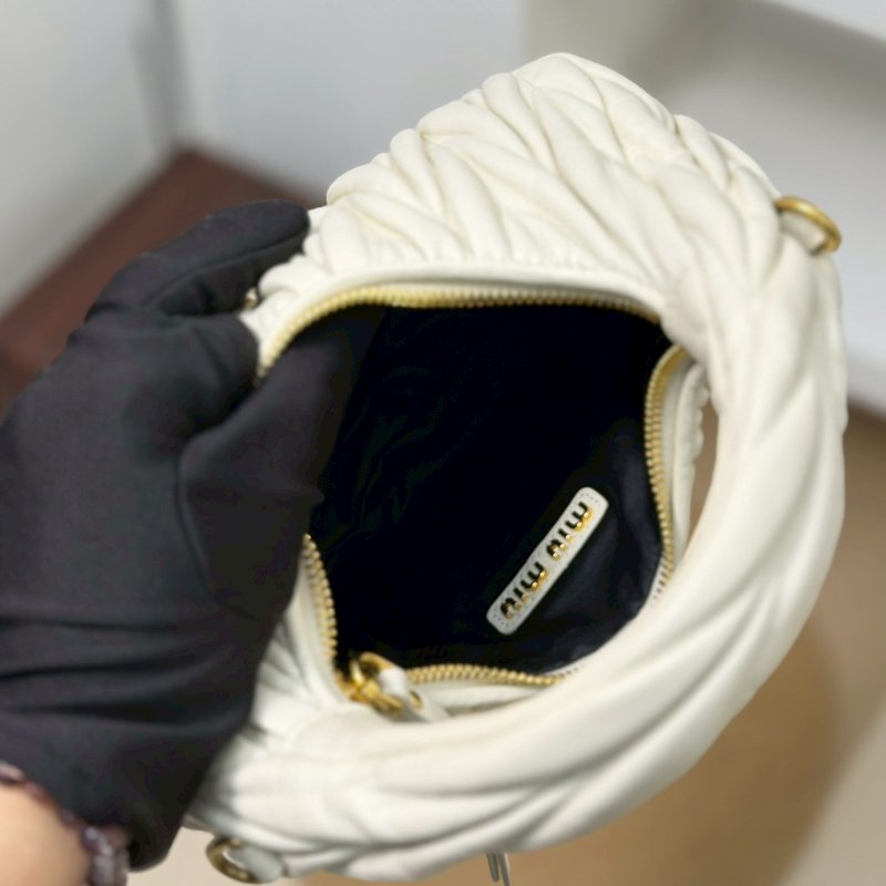 （稀有釋出❤️專櫃價對折！）🏷️Miumiu 繆繆．Wander Hobo 小號-18