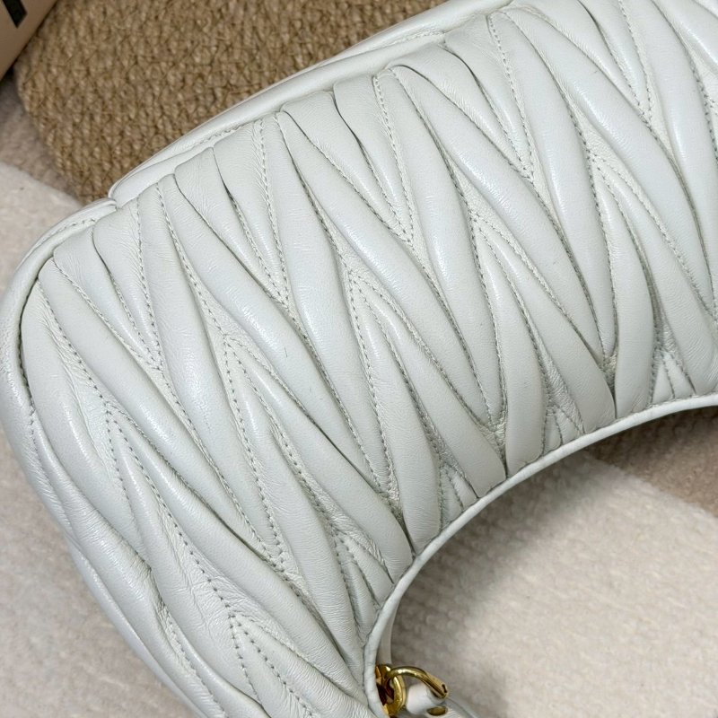 （稀有釋出❤️專櫃價對折！）🏷️Miumiu 繆繆．Wander Hobo 小號-22