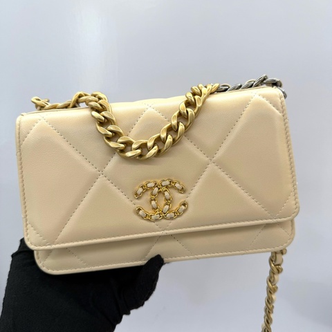 CHANEL 香奈兒 米色羊皮CHANEL19 WOC 斜背包