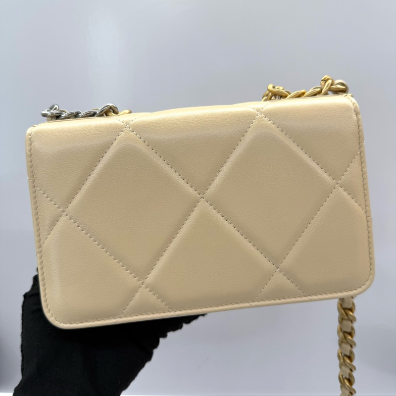 CHANEL 香奈兒 米色羊皮CHANEL19 WOC 斜背包-1