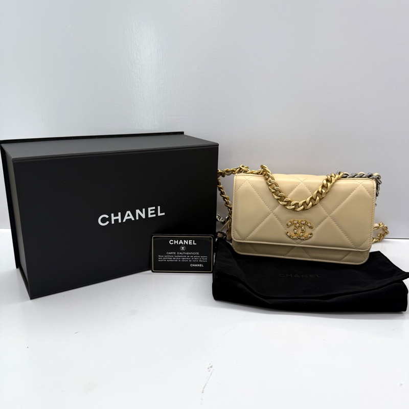 CHANEL 香奈兒 米色羊皮CHANEL19 WOC 斜背包-2