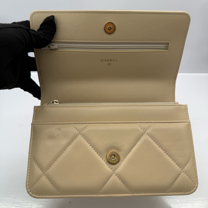 CHANEL 香奈兒 米色羊皮CHANEL19 WOC 斜背包-5