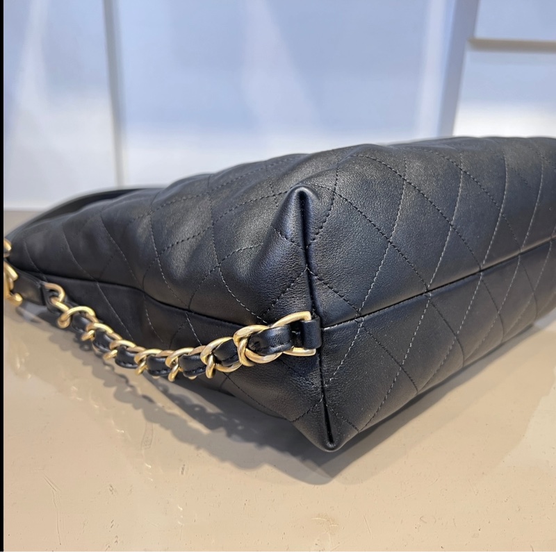 Chanel黑牛皮菱格紋Hobo金釦一字拉肩後背包-5