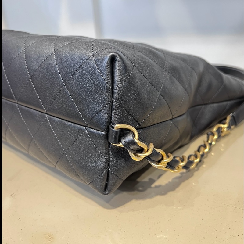 Chanel黑牛皮菱格紋Hobo金釦一字拉肩後背包-6