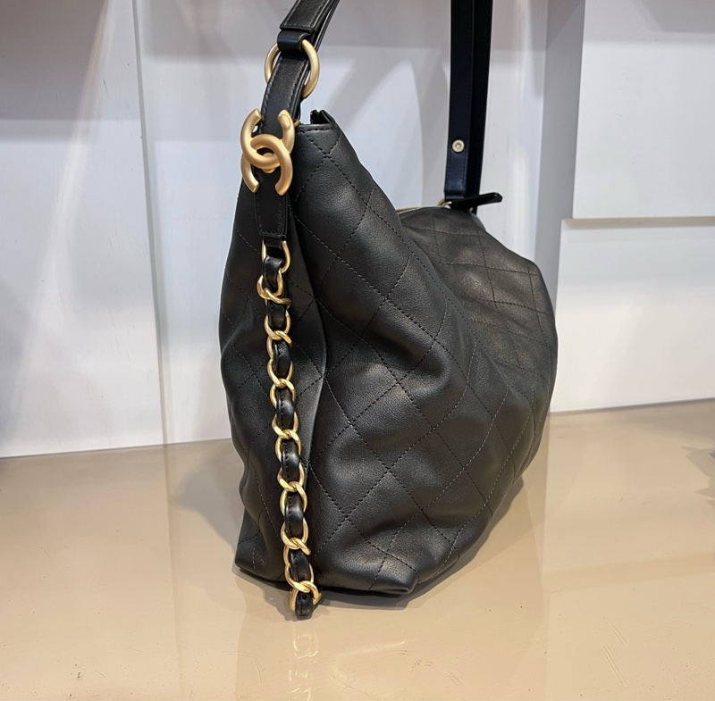 Chanel黑牛皮菱格紋Hobo金釦一字拉肩後背包-8