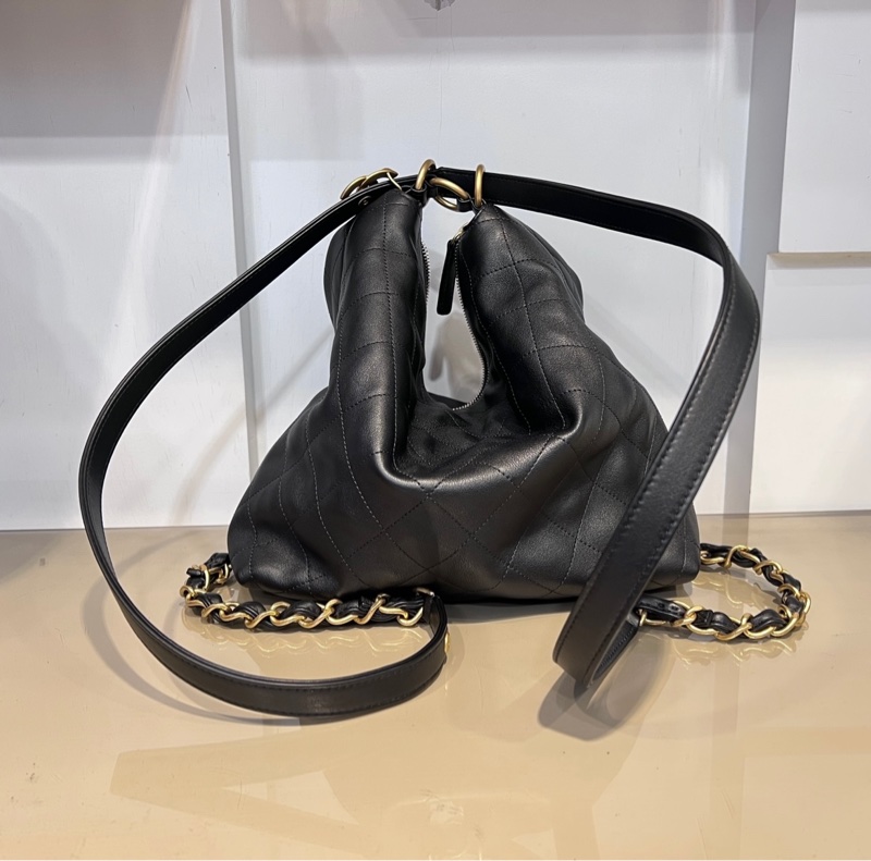 Chanel黑牛皮菱格紋Hobo金釦一字拉肩後背包-9