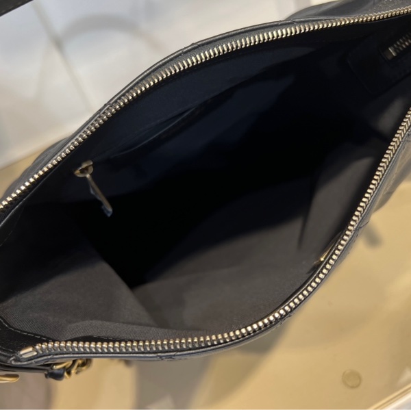 Chanel黑牛皮菱格紋Hobo金釦一字拉肩後背包-10