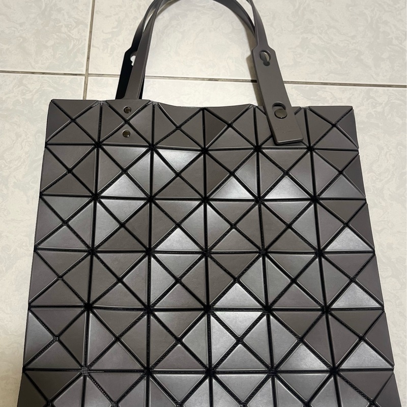 正品BAO BAO Issey Miyake Lucent Matte 6x6 啞光方格手提包(深灰色)-1