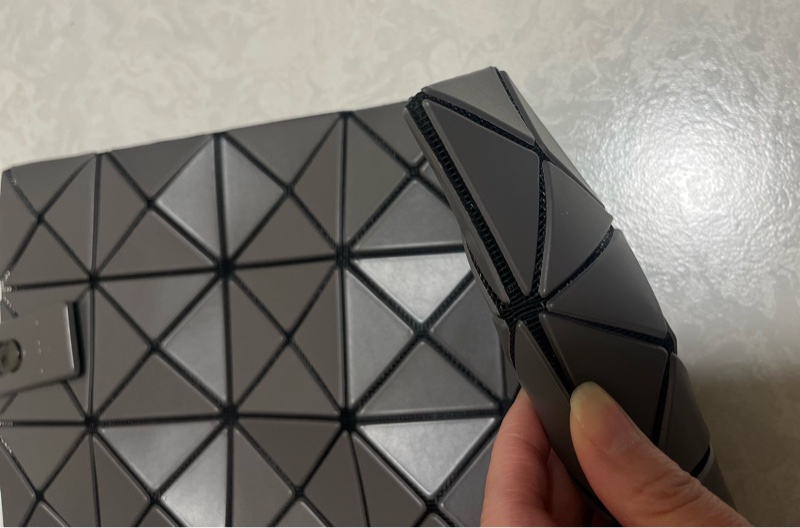 正品BAO BAO Issey Miyake Lucent Matte 6x6 啞光方格手提包(深灰色)-2