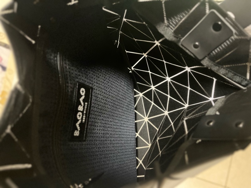 正品BAO BAO Issey Miyake Lucent Matte 6x6 啞光方格手提包(深灰色)-3