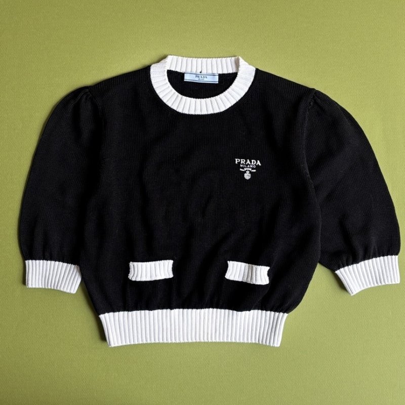 暫訂::專櫃新款 ::PRADA:: 黑色針織品牌字母白邊棉質圓領毛衣 上衣 42號-0