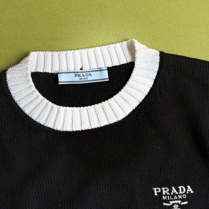 暫訂::專櫃新款 ::PRADA:: 黑色針織品牌字母白邊棉質圓領毛衣 上衣 42號-2