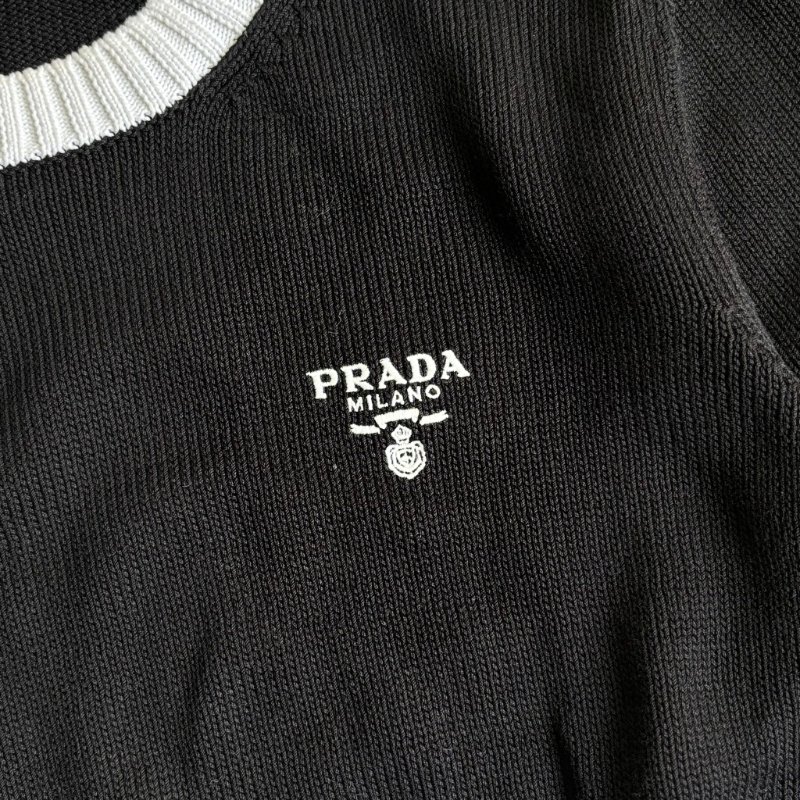 暫訂::專櫃新款 ::PRADA:: 黑色針織品牌字母白邊棉質圓領毛衣 上衣 42號-3