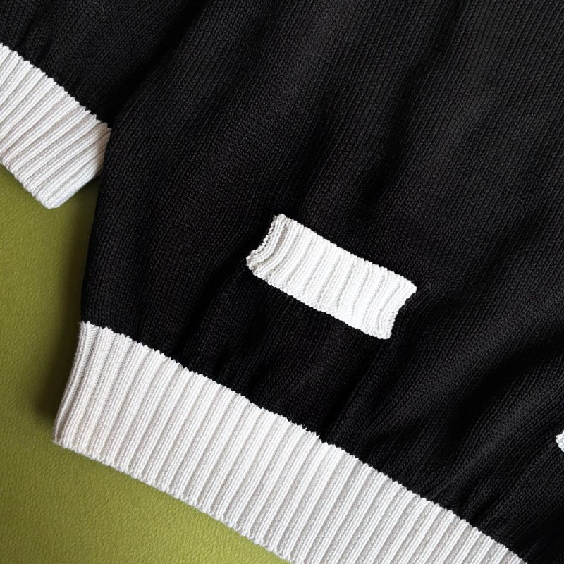 暫訂::專櫃新款 ::PRADA:: 黑色針織品牌字母白邊棉質圓領毛衣 上衣 42號-7